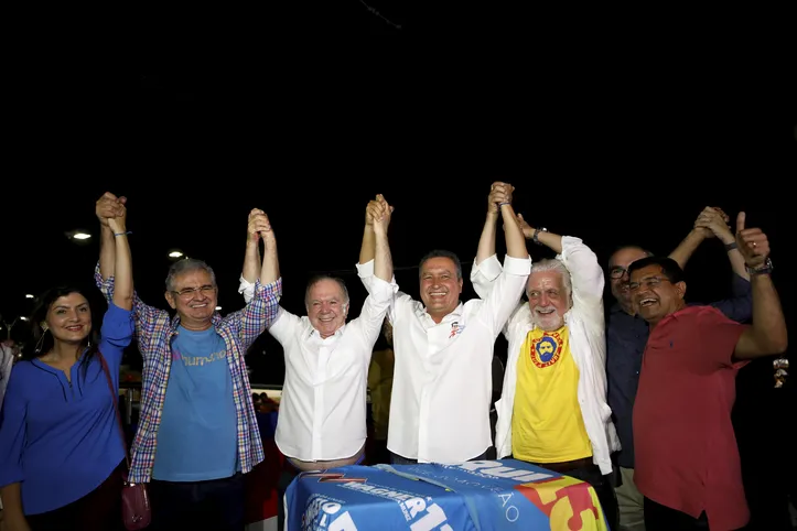 Rui Costa, governador da Bahia pelo PT, comemora a sua reeleição em comitê no Rio Vermelho, orla de Salvador (BA).