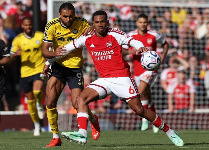 Gabriel Magalhães jogando pelo Arsenal