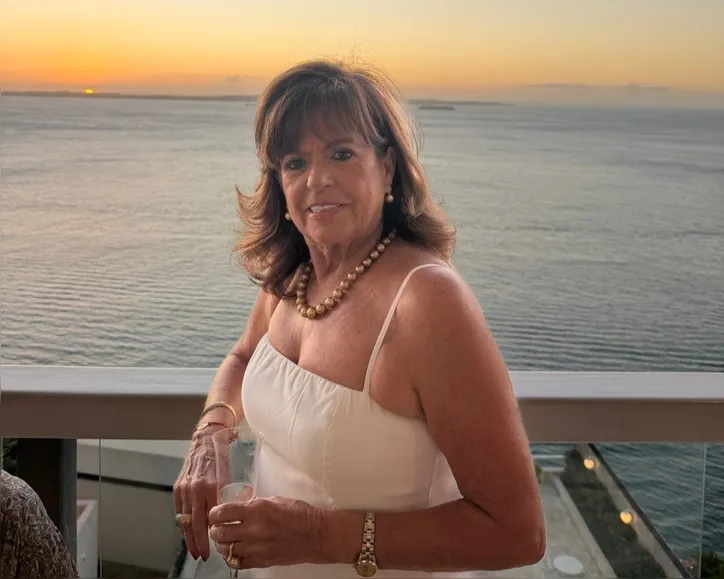 Amélia Garcez brindando a vida, cercada de afeto e amigas de longa data
