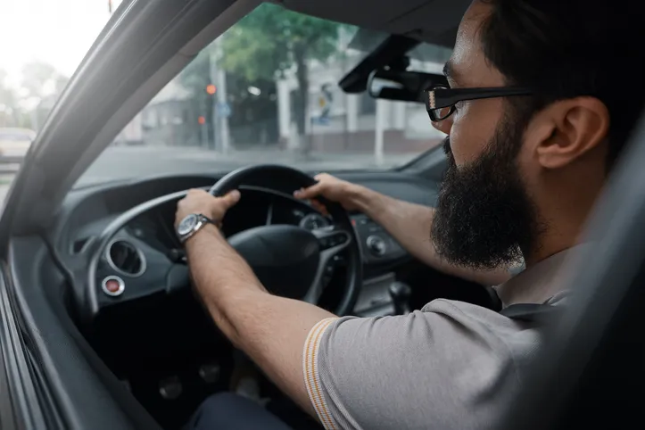 Saiba o que é o barulho metálico ao virar o volante