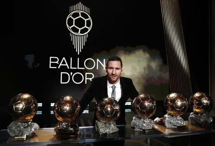 Lionel Messi com algumas das suas Bolas de Ouro