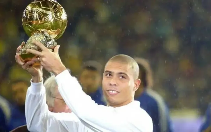 Ronaldo Fenômeno com a Bola de Ouro