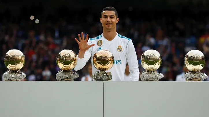 Cristiano Ronaldo com suas cinco Bolas de Ouro