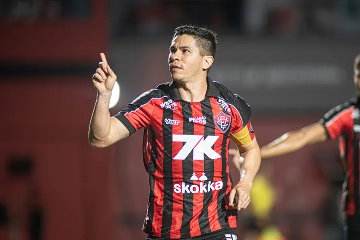 Osvaldo, atacante do Vitória