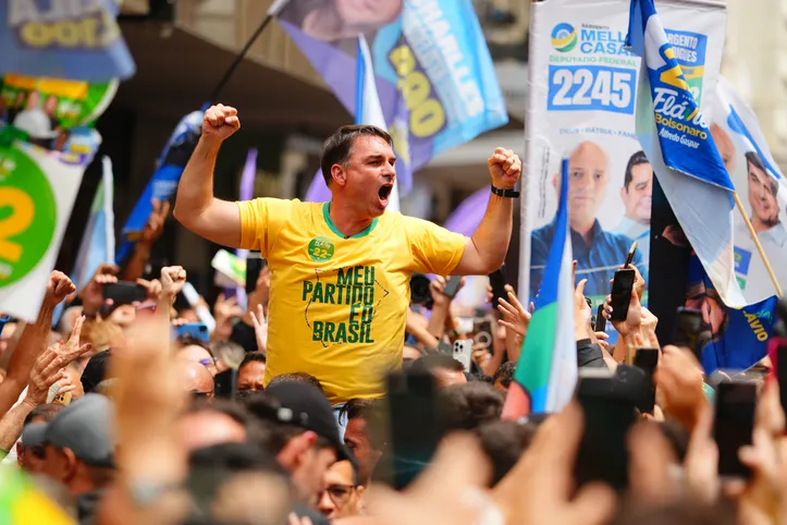 Flávio Bolsonaro durante ato de campanha