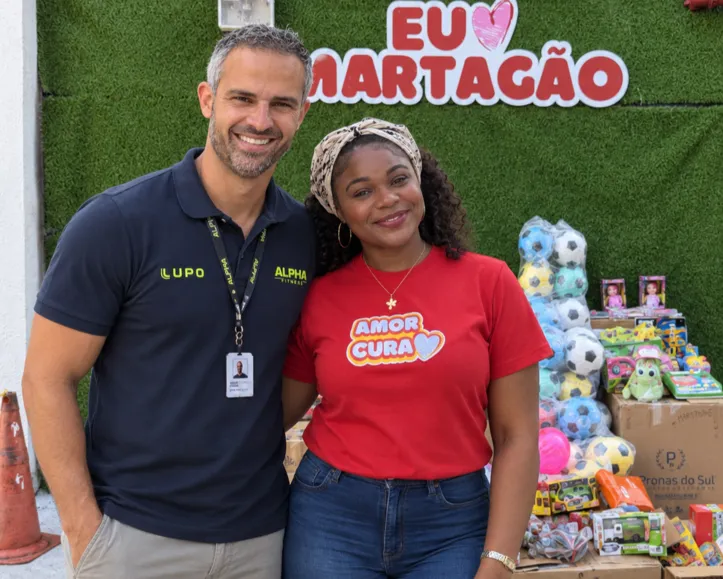 Leandro Cardoso ao lado de Lorena Ferreira durante a entrega das doações ao Martagão Gesteira (Divulgação)