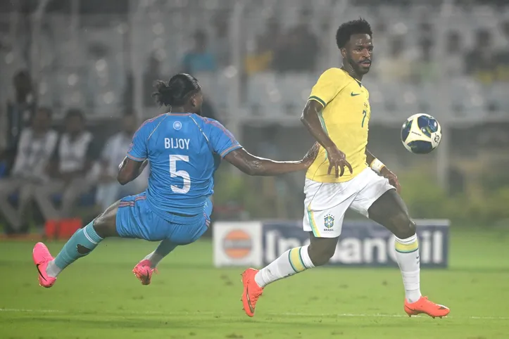 Vini Jr. e Bijoy durante o amistoso entre Índia e Brasil
