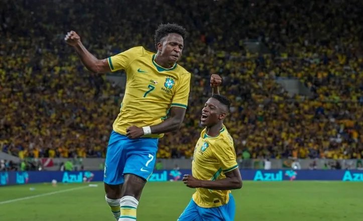 Luiz Henrique comemorando gol ao lado de Vinicius Júnior em amistoso pré-Copa do Mundo de 2026