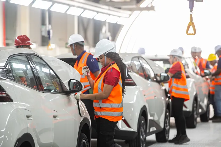 AUTOS
Na foto, Trabalhadores BYD - Industria - Montagem
Foto Divulgação