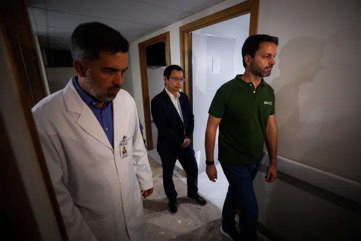 Da esquerda para direita: oordenador de Oftalmologia da OSID, Bruno Castelo Branco e o Vice-Presidente Sênior da BYD, Alexandre Baldy