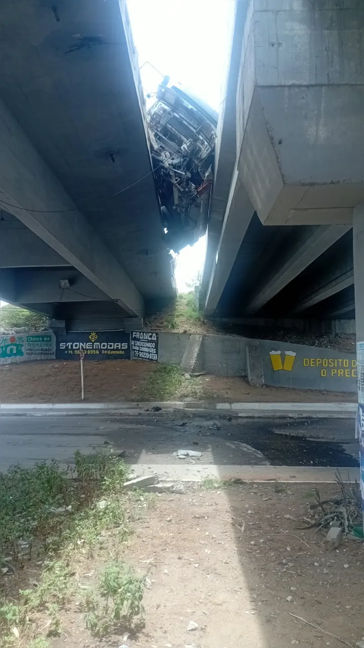 Rua Papa João XXIII abaixo do viaduto do Tomba com, combustível espalhado