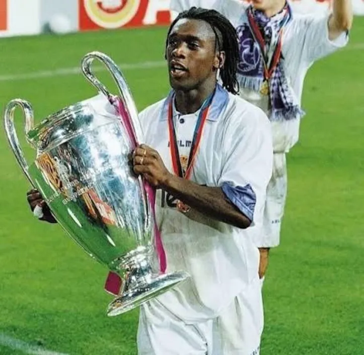 Seedorf vencendo a Champions League pelo Real Madrid
