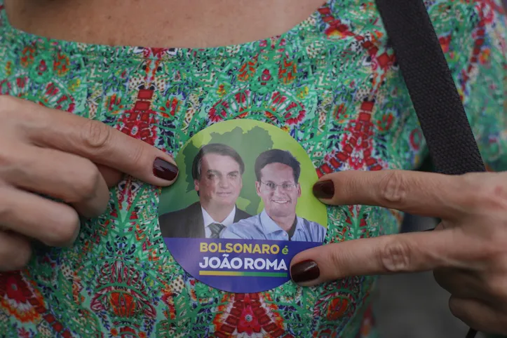 Adesivo de campanha de João Roma ao lado de Jair Bolsonaro em 2022