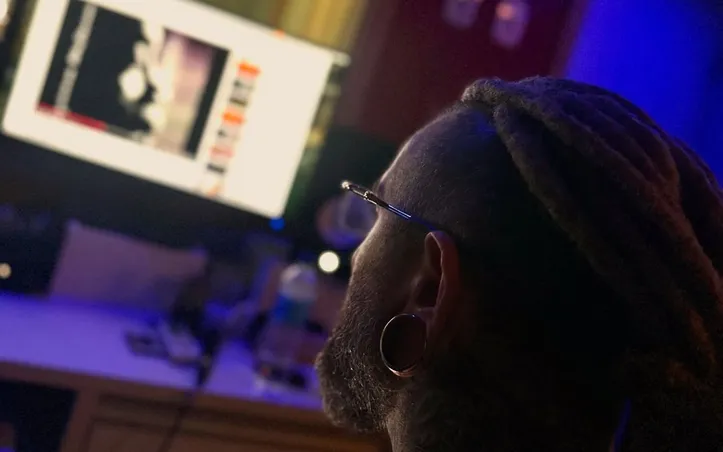 Séo Fernandes no estúdio gravando