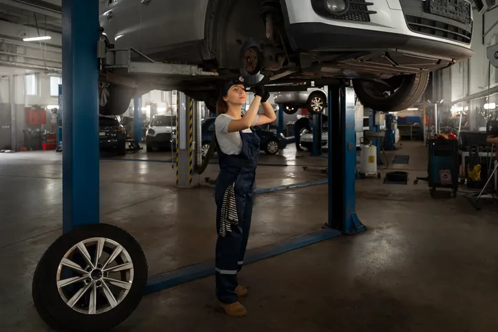 Mecânica verificando o assoalho de um carro