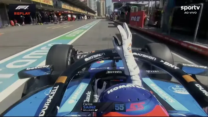 Sainz acenando para os mecânicos
