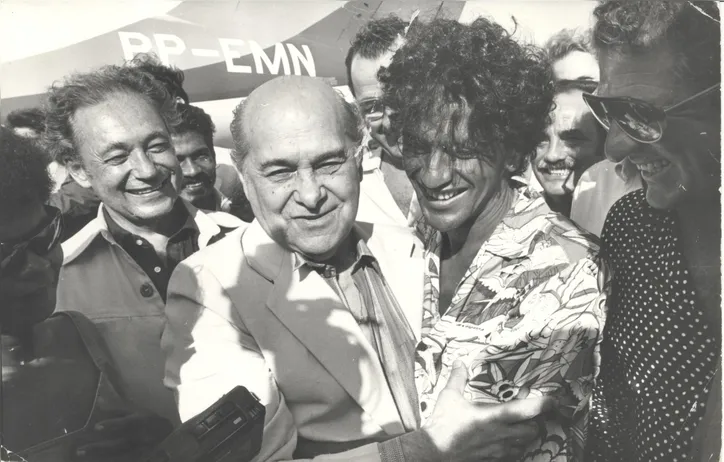 Waldir Pires ao lado de Tancredo Neves, que abraça Caetano Veloso