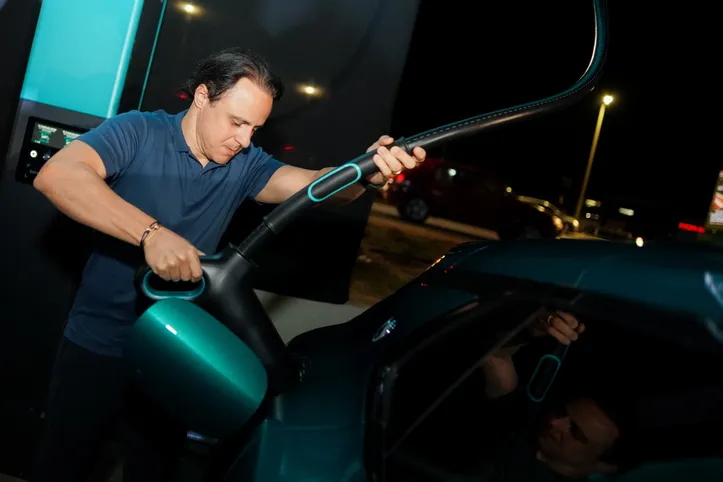 Felipe Massa testando o Flash Charging