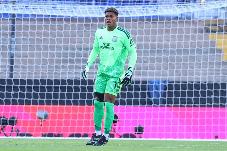 Zion Suzuki, goleiro do Aston Villa