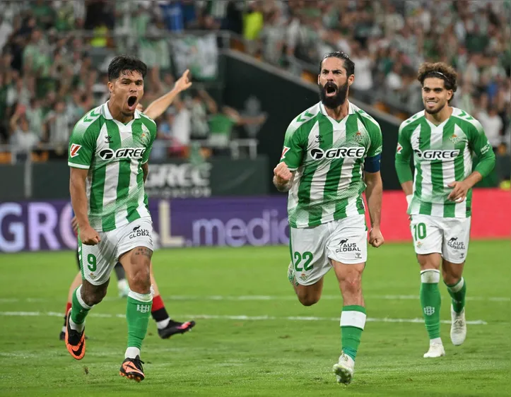 Atletas do Real Betis comemorando