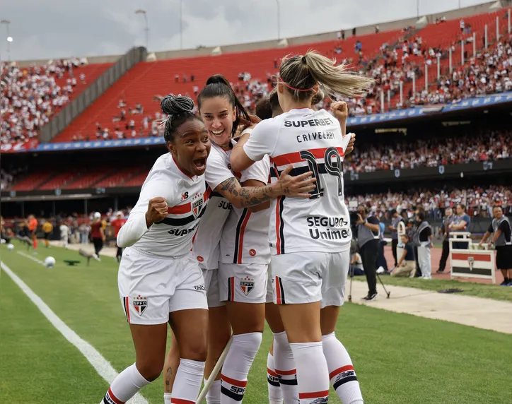Atletas do São Paulo comemorando