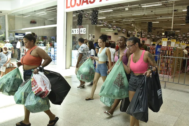 Mais de 23,5 milhões de pessoas pretendem gastar na Black Friday em 2026