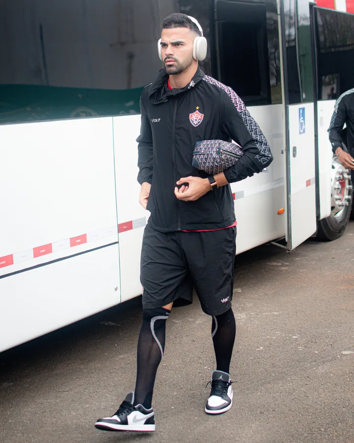 Lucas Silva durante a chegada da delegação rubro-negra no Maião