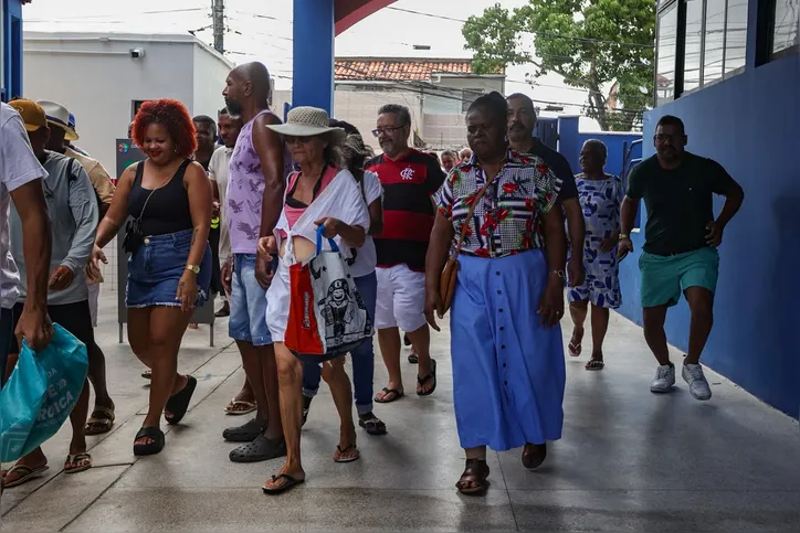Eleitores já aguardavam a abertura dos portões
