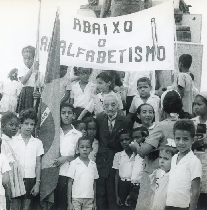 Cosme de Farias e estudantes durante ato da campanha contra o analfabetismo