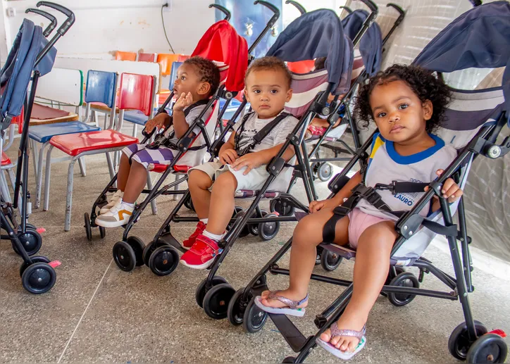Crianças participam de atividade de educação alimentar