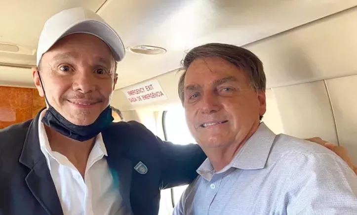 Netinho ao lado do ex-presidente Jair Bolsonaro (PL)