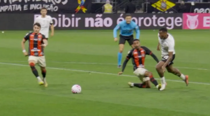 Lance que resultou no p&ecirc;nalti para o Corinthians