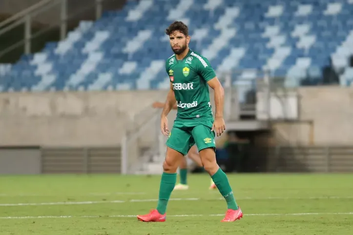 Pepê em campo pelo Cuiabá