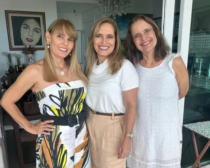 Karla Borges entre as irmãs Ana Paula e Monique Melo, celebrando 60 anos cercada de afeto.