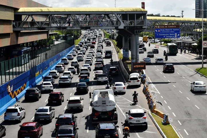 Engarrafamentos e outros problemas de trânsito na avenida Tancredo Neves