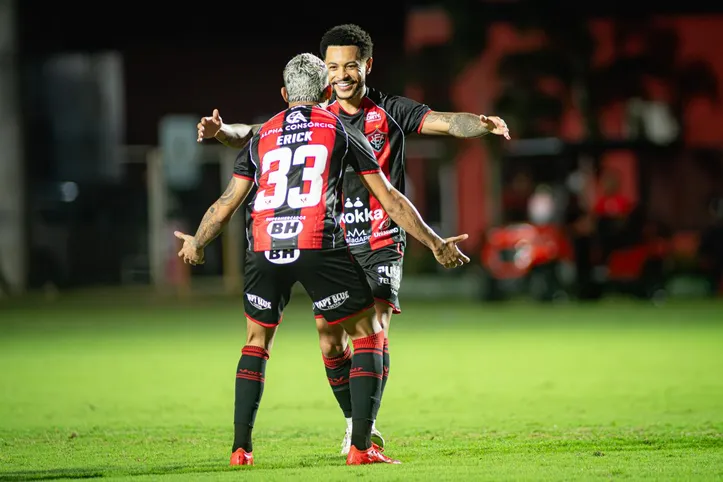 Erick e Matheuzinho comandaram a goleada do Vitória