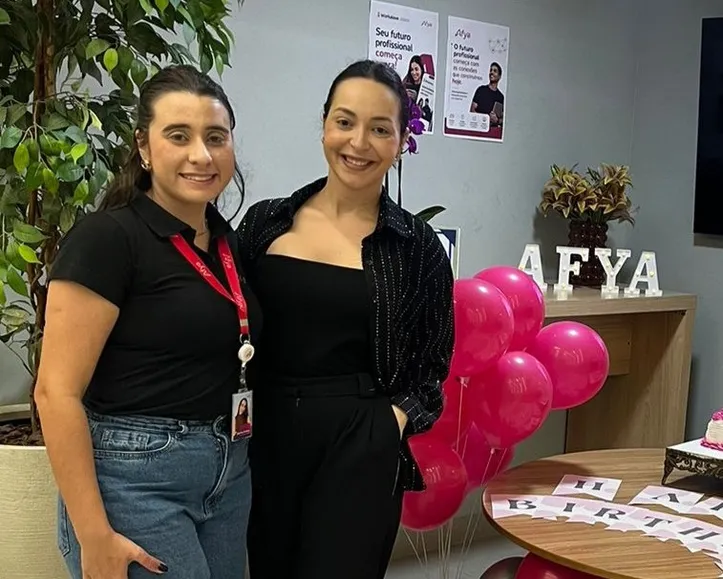 Sabrina Ramos Mariane Muniz em registro especial ao lado da nova geração de médicos da Edmed Conquista.