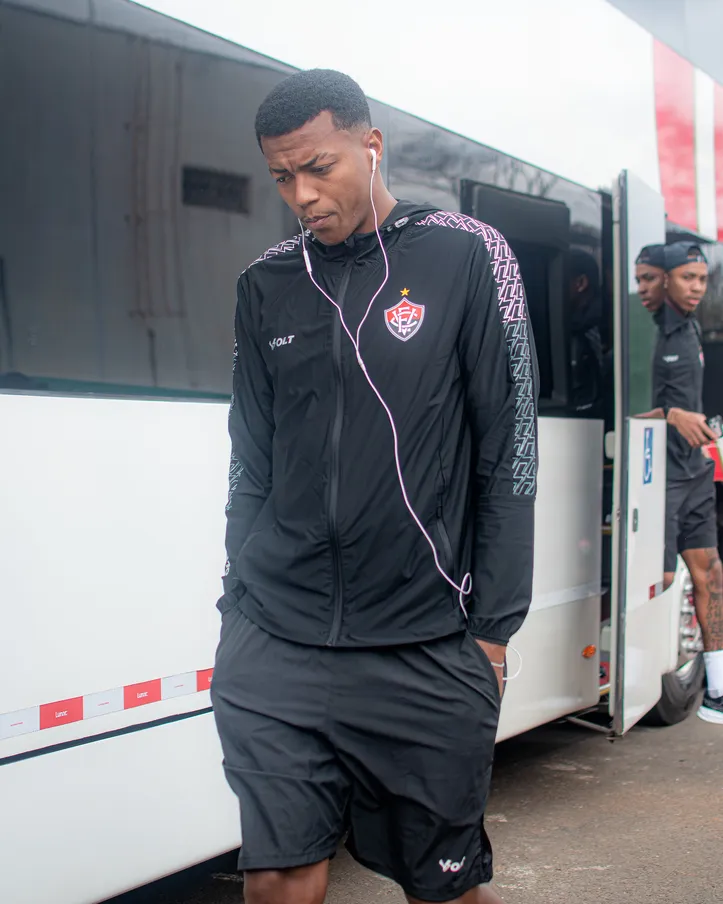 Darlan Dutra durante a chegada do Vitória no Maião