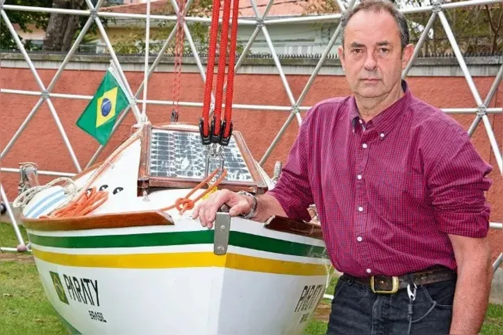Amyr Klink com o barco