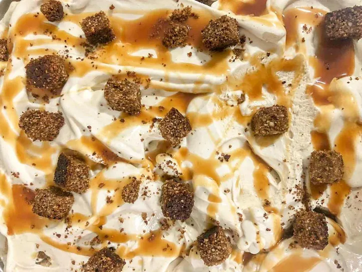 Sorvete de banoffee da Almaléa reproduz os sabores da sobremesa com banana e caramelo em uma nova textura