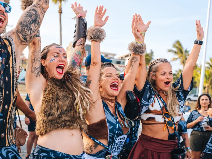 Foliões combinaram abadás e fantasias de vikings para celebrar o retorno da Trivela a Salvador.