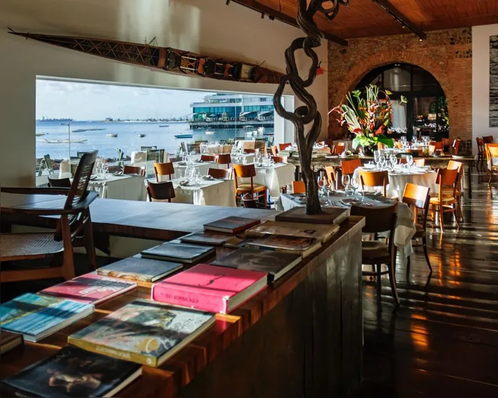 À beira da Baía de Todos os Santos, o restaurante Amado celebra 20 anos em Salvador.