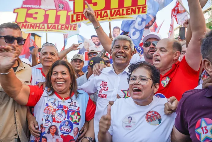 Vilma Gomes (à esquerda) participa de ato em Cansanção ao lado de Jerônimo Rodrigues (PT)
