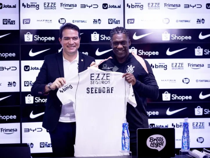 Seedorf sendo apresentado no Corinthians