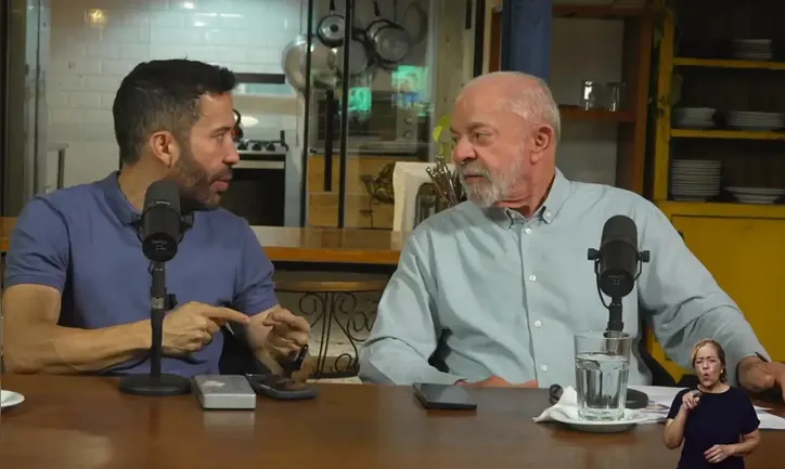 Janones e Lula durante a live