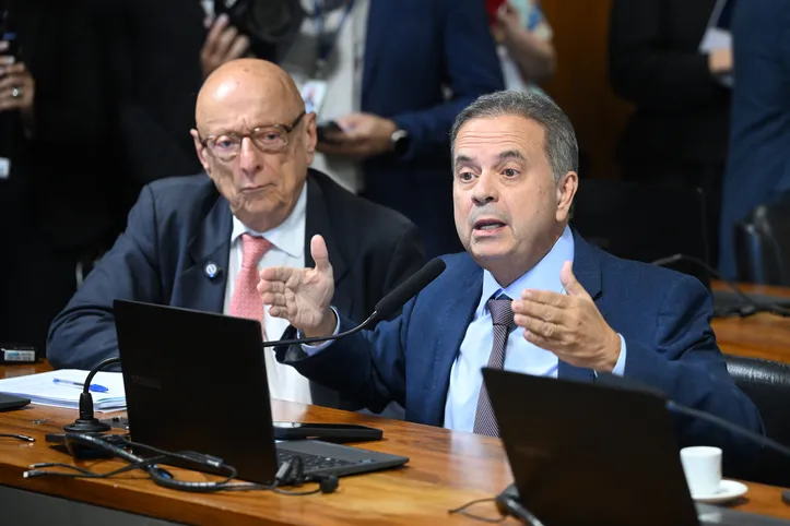 Senador Rogério Marinho (PL-RN) se manifesta durante sessão da CCJ