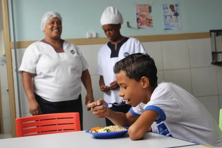 Cardápios adaptados ao tempo de permanência incluem pratos típicos da culinária regional e alimentos frescos