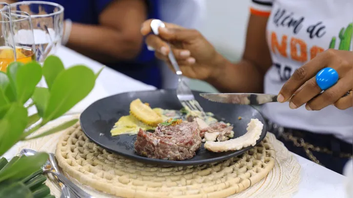 “Nordestine-se”: Estudantes de Salvador criam Pad Thai baiano e tartar de carne do sol em mostra gastronômica