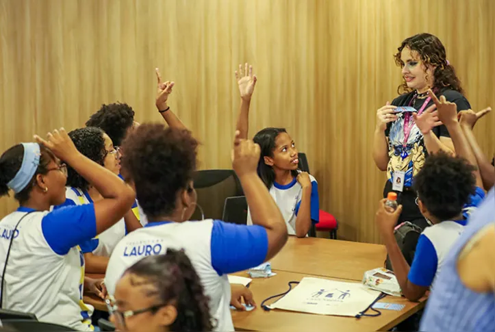 Estudantes da rede municipal participam de atividades cívicas e educativas