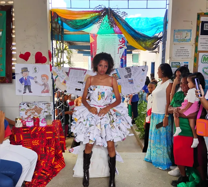 Estudantes de Simões Filho criam roupas com jornais, papelão e plástico